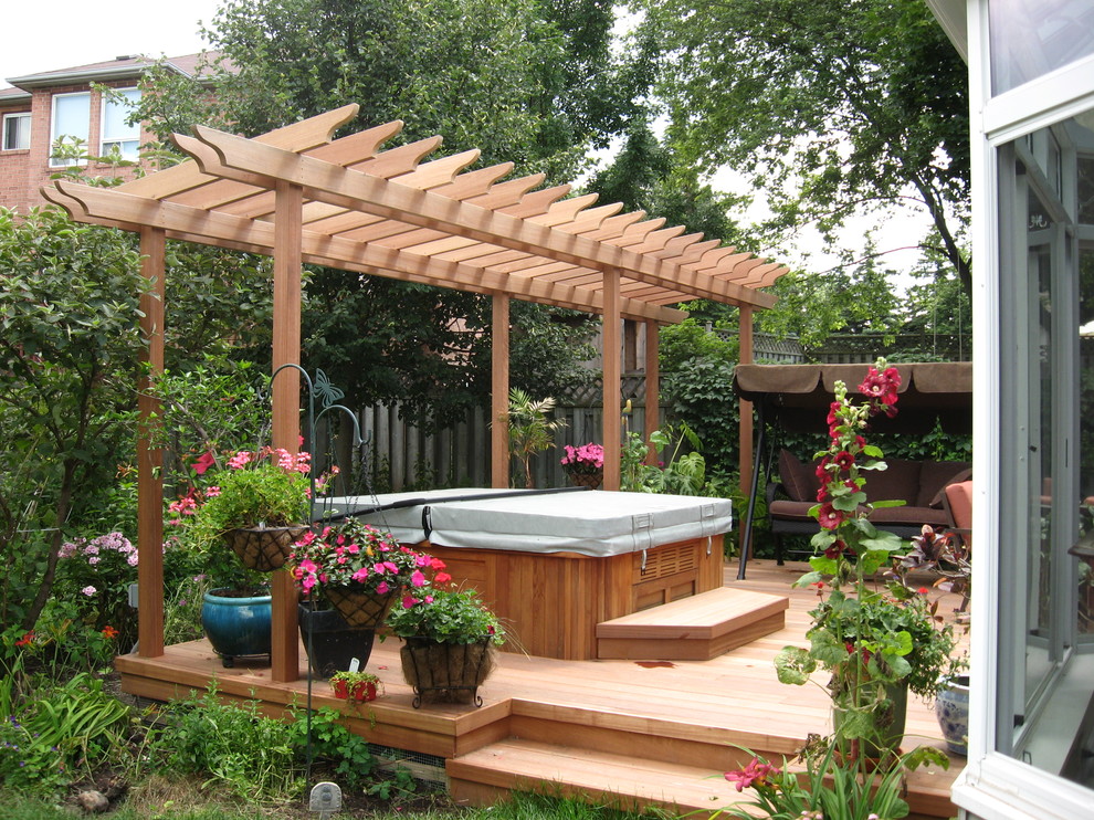Idee per un piccolo patio o portico classico con pedane