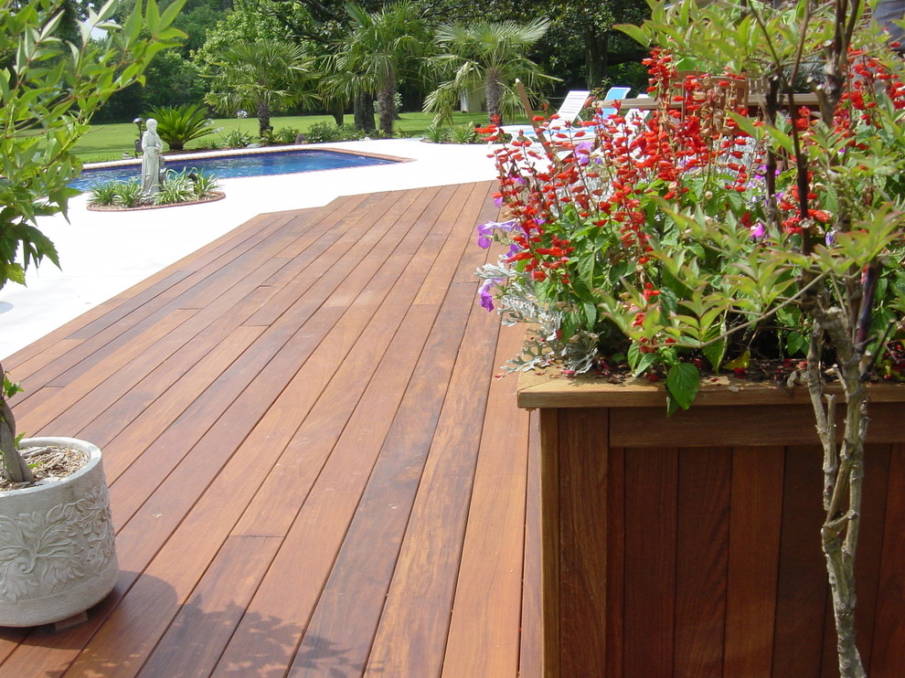 Cette image montre une terrasse en bois arrière craftsman de taille moyenne avec aucune couverture.