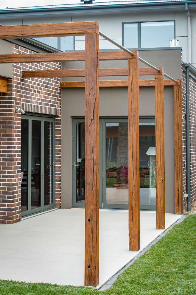 Foto di un patio o portico moderno di medie dimensioni e dietro casa con piastrelle e nessuna copertura