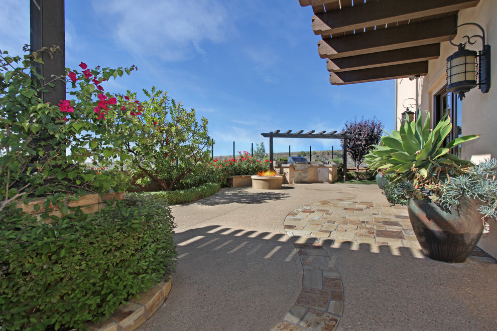 Foto di un patio o portico mediterraneo di medie dimensioni e dietro casa con pavimentazioni in pietra naturale e un gazebo o capanno