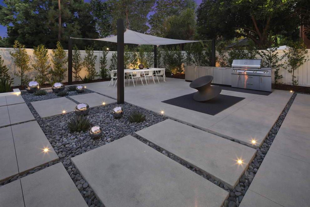 Imagen de patio moderno grande en patio trasero con brasero, losas de hormigón y cenador