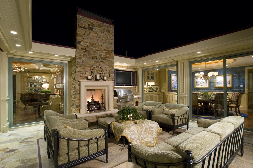 Inspiration pour une terrasse traditionnelle avec un foyer extérieur.