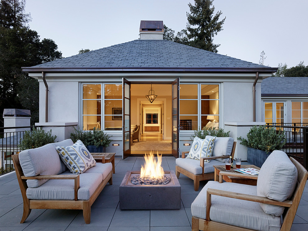 Unbedeckter, Mittelgroßer, Gefliester Moderner Patio hinter dem Haus mit Feuerstelle in San Francisco