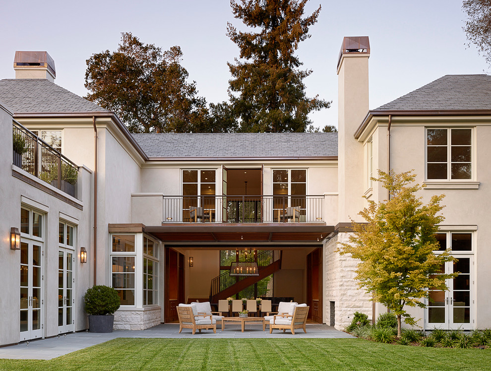 Стильный дизайн: большой двор на заднем дворе в классическом стиле с навесом - последний тренд