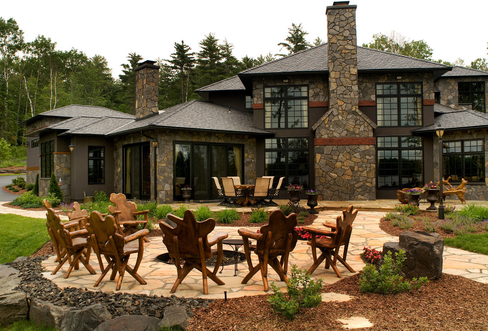 Cette image montre une terrasse traditionnelle avec un foyer extérieur.
