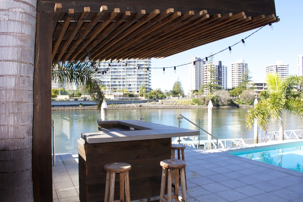 Idée de décoration pour une petite terrasse arrière marine avec une cuisine d'été, des pavés en béton et un gazebo ou pavillon.