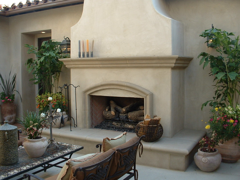 Idee per un patio o portico american style di medie dimensioni e dietro casa con un focolare, pavimentazioni in pietra naturale e nessuna copertura