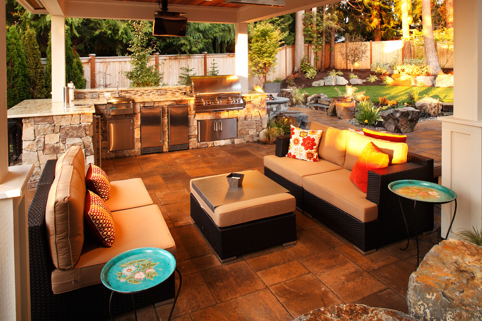 Foto de patio actual grande en patio trasero con cocina exterior, adoquines de piedra natural y cenador