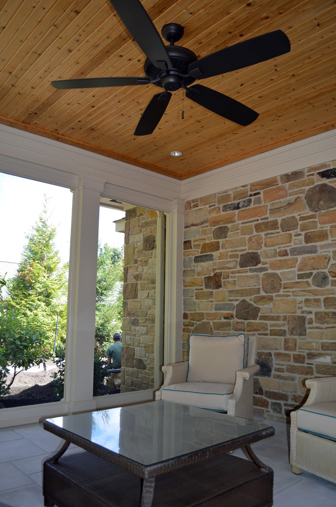 Imagen de patio clásico renovado de tamaño medio en patio trasero y anexo de casas con brasero y adoquines de piedra natural
