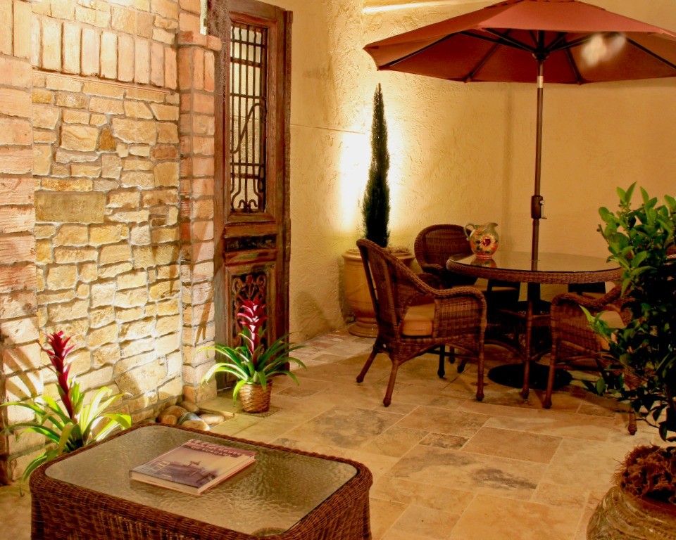 Diseño de patio mediterráneo pequeño sin cubierta en patio con fuente y suelo de baldosas