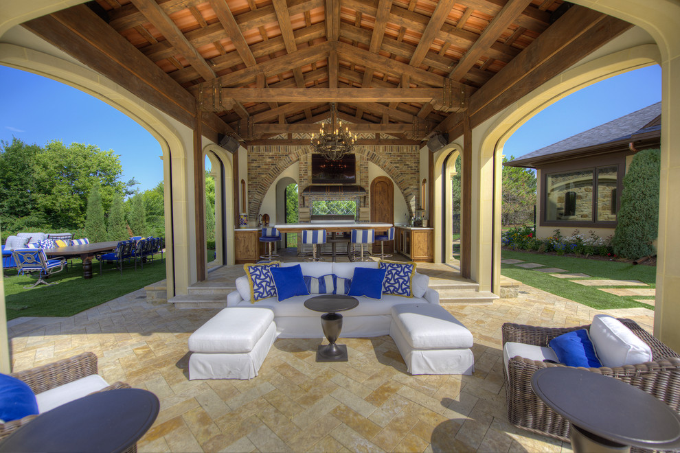 Diseño de patio mediterráneo en patio trasero con cocina exterior, suelo de baldosas y cenador