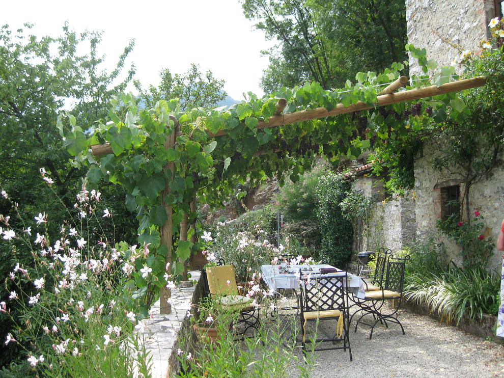Tuscan gravel patio photo in Los Angeles