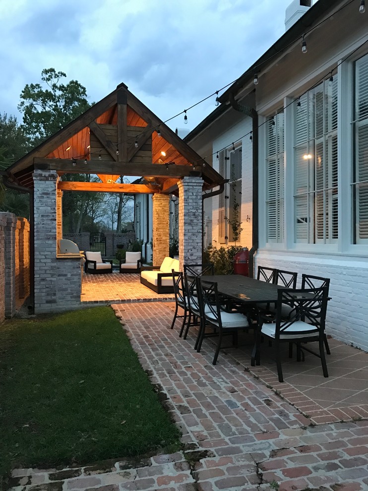 Exemple d'une terrasse latérale chic de taille moyenne avec une cuisine d'été, des pavés en brique et un gazebo ou pavillon.