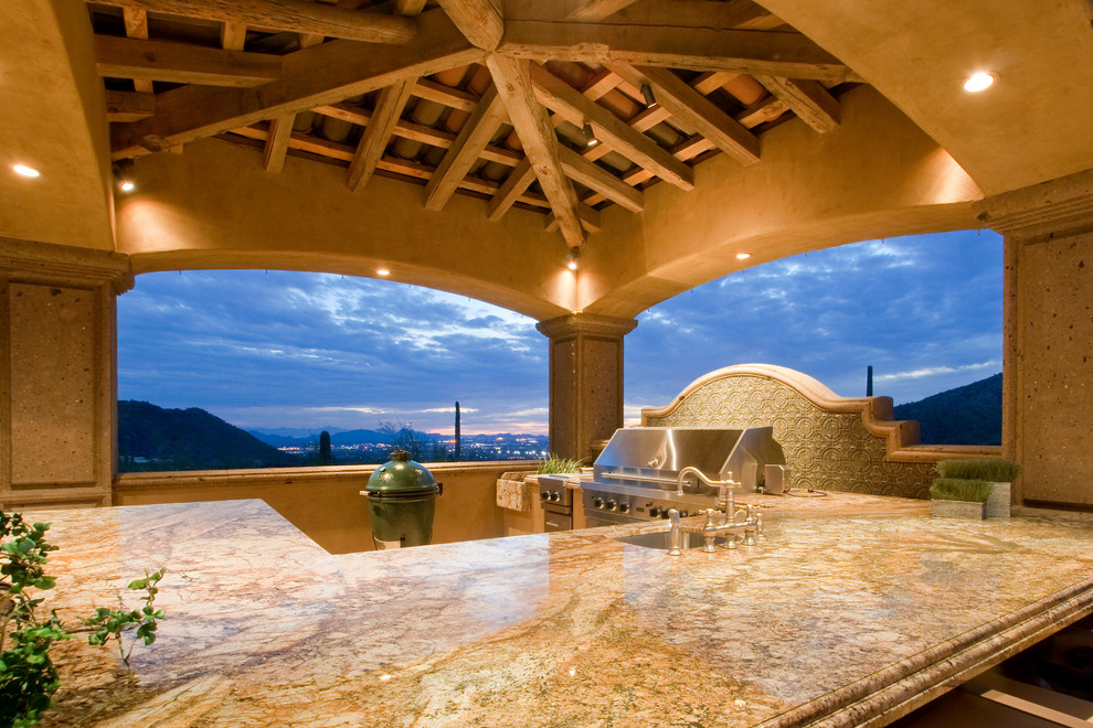 Exemple d'une très grande terrasse arrière méditerranéenne avec une cuisine d'été, des pavés en béton et un gazebo ou pavillon.