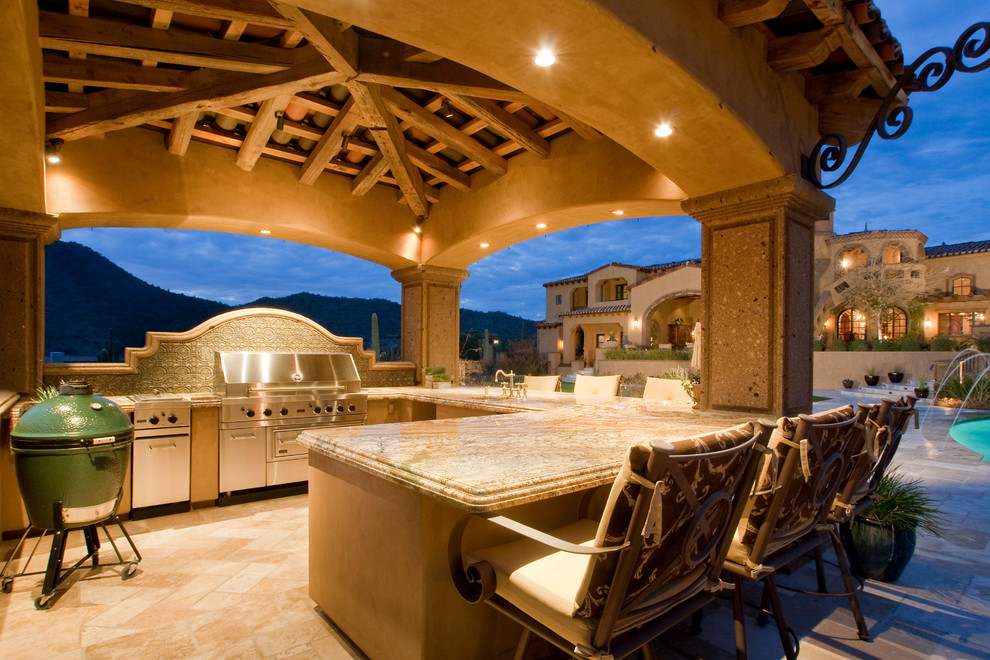 Cette image montre une très grande terrasse arrière méditerranéenne avec une cuisine d'été, des pavés en béton et un gazebo ou pavillon.