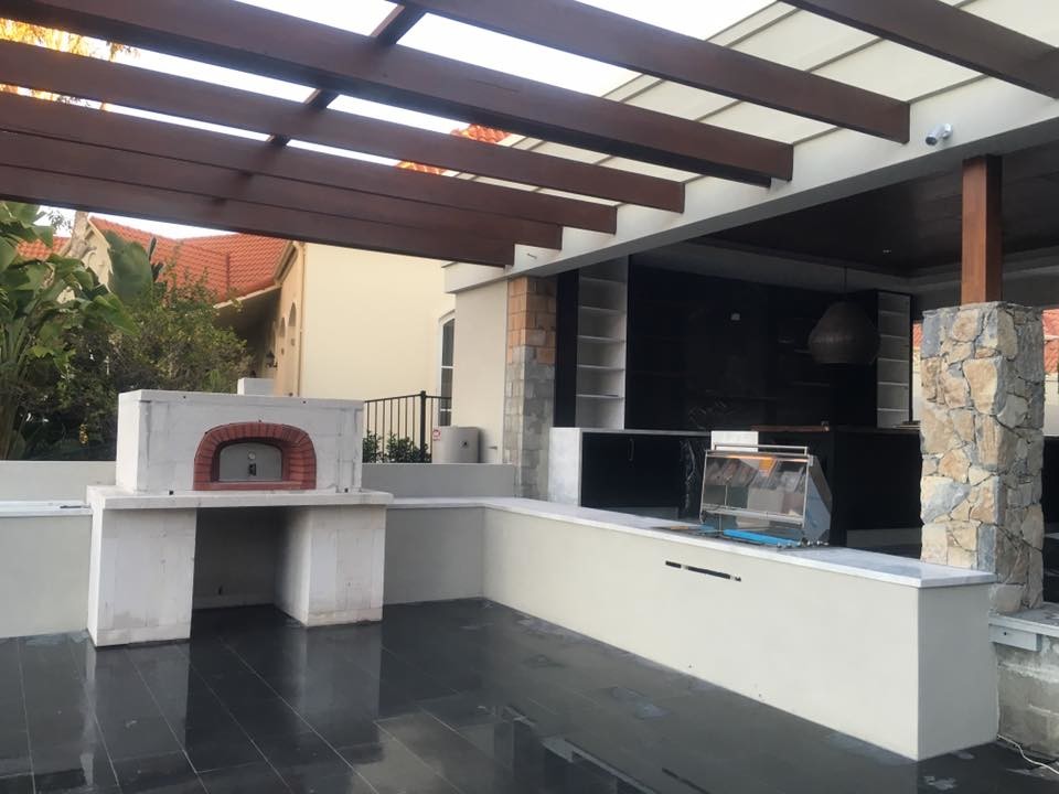 Mittelgroßer, Unbedeckter Rustikaler Patio hinter dem Haus mit Outdoor-Küche und Betonboden in Gold Coast - Tweed