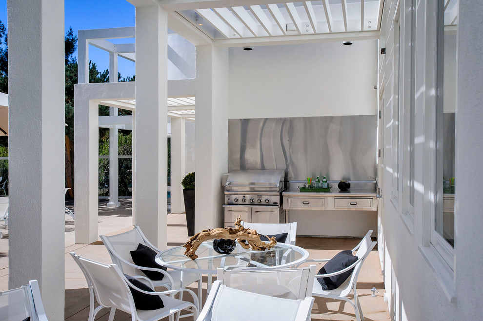Свежая идея для дизайна: пергола во дворе частного дома в современном стиле с зоной барбекю - отличное фото интерьера