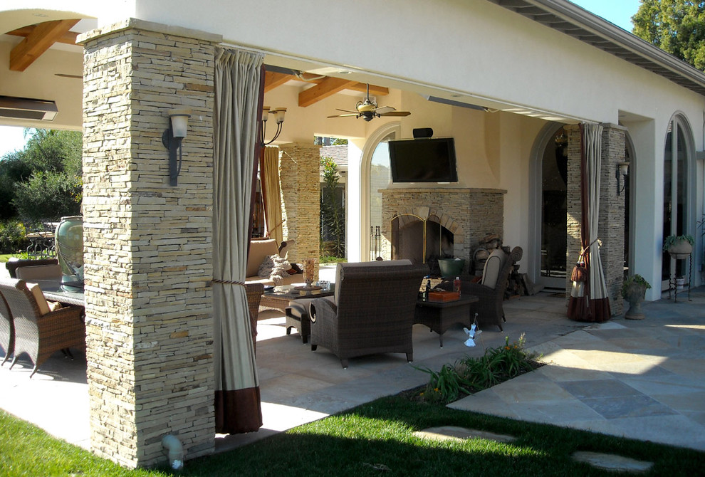 Immagine di un patio o portico minimal con un focolare e una pergola