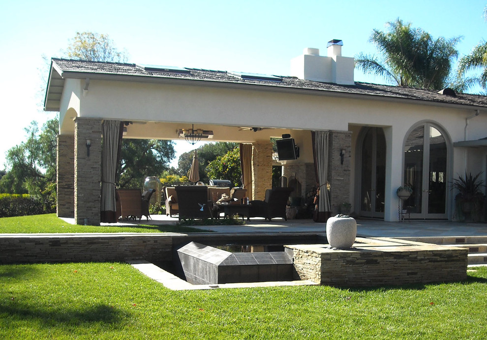 Esempio di un patio o portico contemporaneo con un gazebo o capanno e fontane
