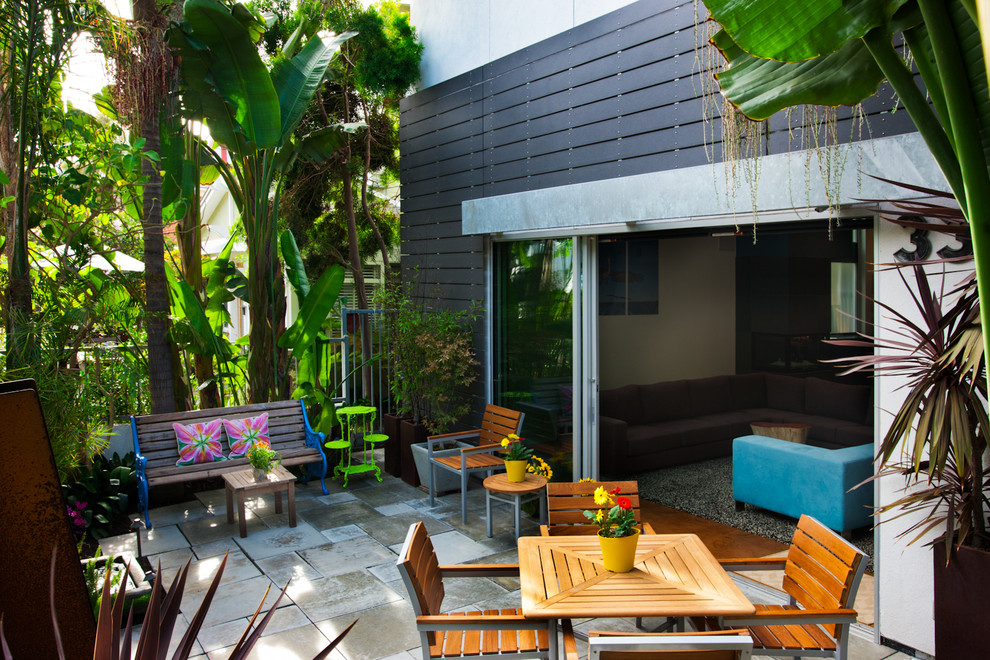 Moderner Patio hinter dem Haus in Los Angeles
