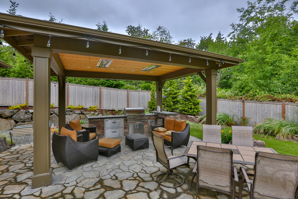 Diseño de patio moderno grande en patio trasero con cocina exterior, adoquines de piedra natural y cenador