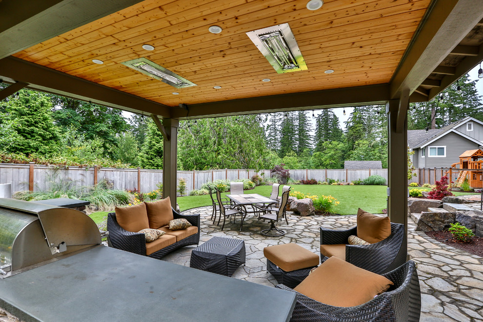Großer Moderner Patio hinter dem Haus mit Outdoor-Küche, Natursteinplatten und Gazebo in Seattle