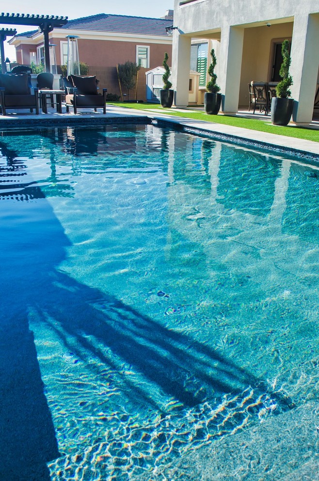 Großer Klassischer Pool hinter dem Haus mit Wasserspiel und Stempelbeton in Phoenix