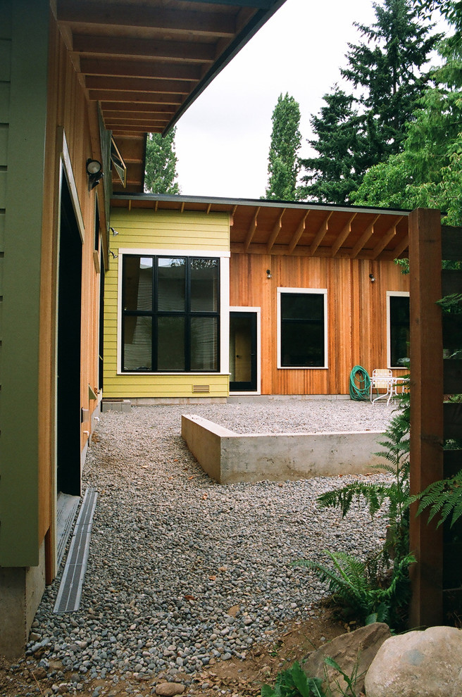 Идея дизайна: двор среднего размера на заднем дворе в современном стиле с покрытием из гравия и навесом