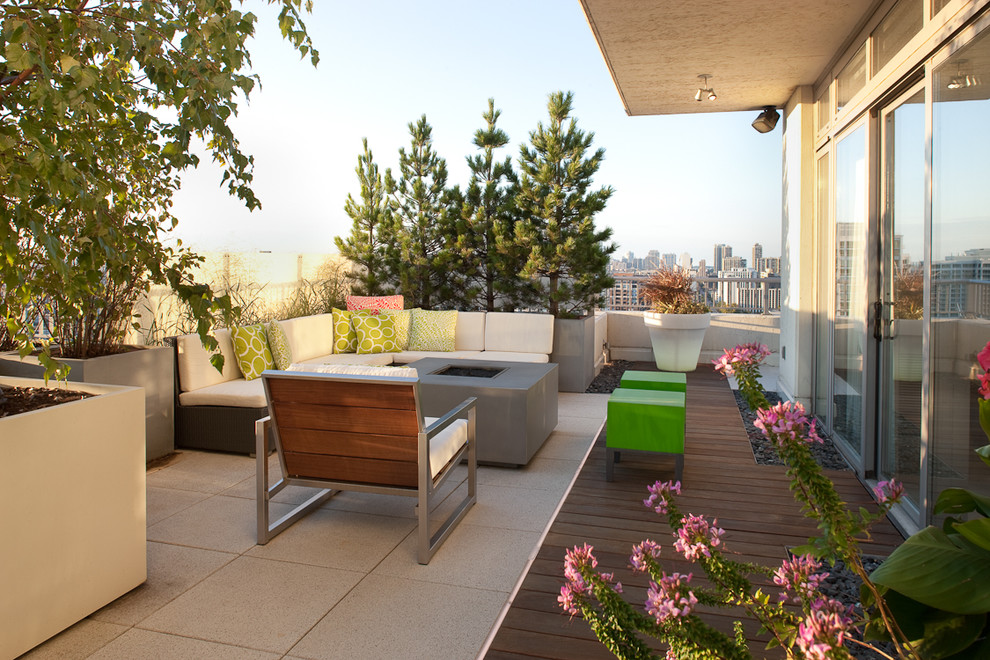 Photo of a modern patio in Chicago.