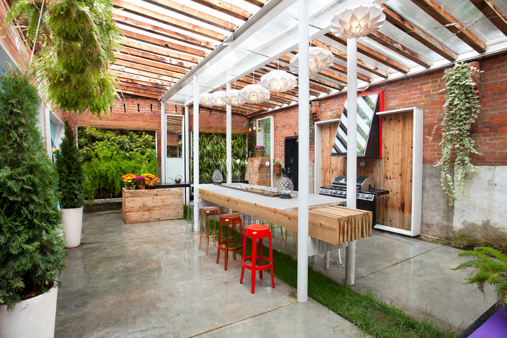 Пример оригинального дизайна: пергола во дворе частного дома в стиле фьюжн с зоной барбекю