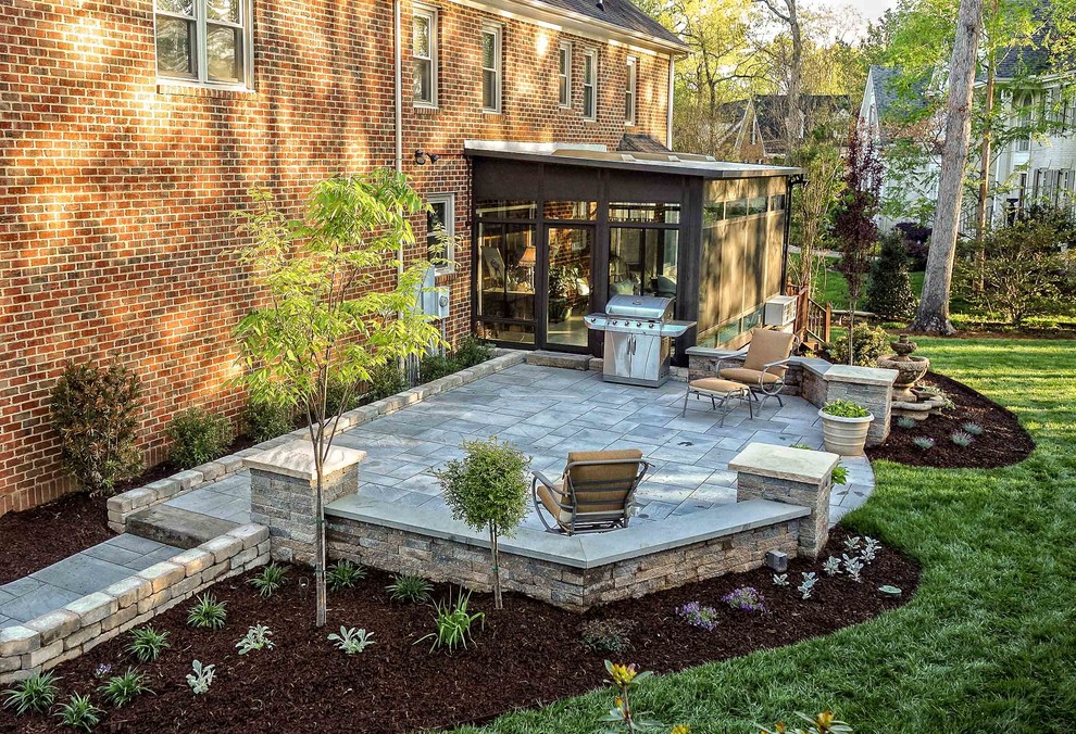 Diseño de patio tradicional de tamaño medio sin cubierta en patio trasero con adoquines de hormigón