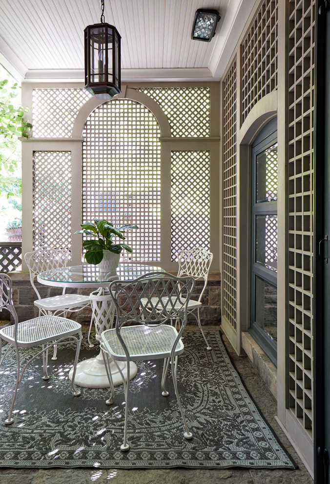 Diseño de patio clásico de tamaño medio en patio lateral y anexo de casas con adoquines de piedra natural