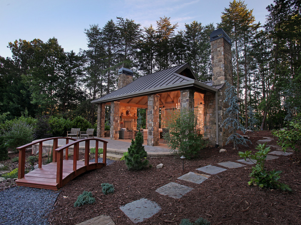 Foto di un grande patio o portico stile rurale dietro casa con fontane, pavimentazioni in pietra naturale e una pergola