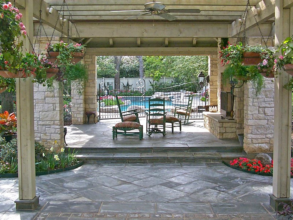 Foto di un patio o portico chic di medie dimensioni e dietro casa con cemento stampato e un gazebo o capanno