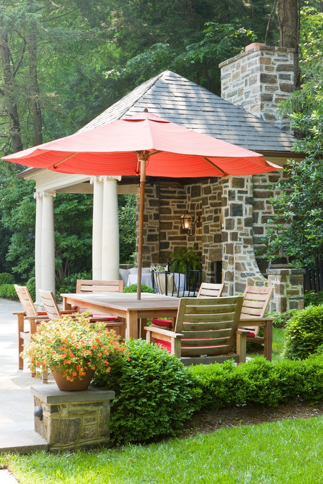 Foto di un patio o portico tradizionale con un tetto a sbalzo