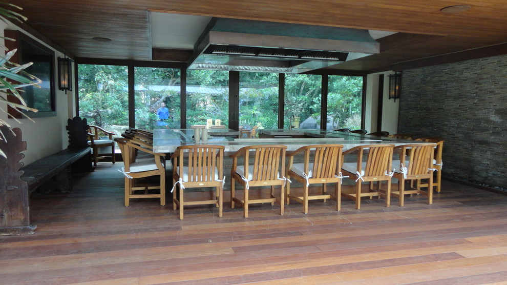 Inspiration pour une terrasse en bois asiatique avec une cuisine d'été, une cour et une extension de toiture.