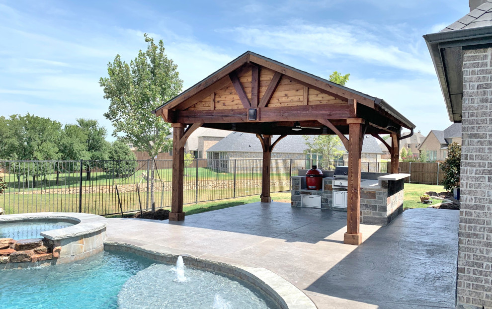 Idée de décoration pour une terrasse arrière chalet de taille moyenne avec une cuisine d'été, du béton estampé et un gazebo ou pavillon.