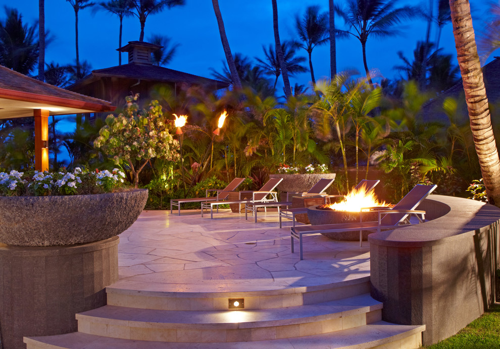 ハワイにあるトロピカルスタイルのおしゃれなテラス・中庭の写真