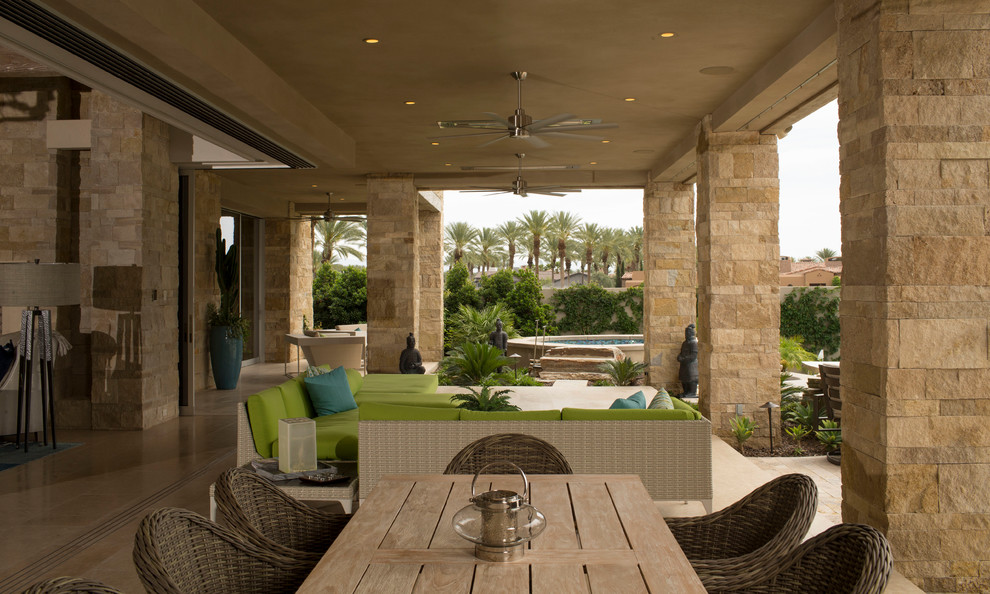 Esempio di un patio o portico classico di medie dimensioni e dietro casa con pavimentazioni in cemento e un tetto a sbalzo