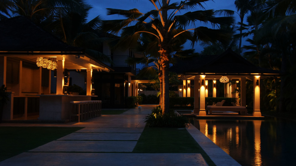 Foto de patio tropical extra grande en patio trasero con cocina exterior, suelo de baldosas y cenador