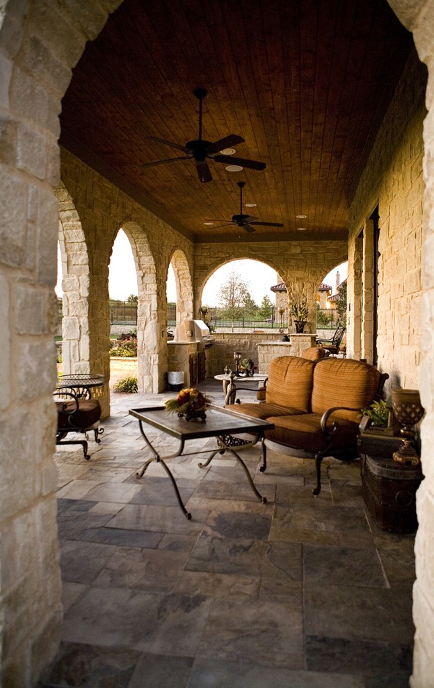 Photo of a traditional back patio in Dallas with a bar area.