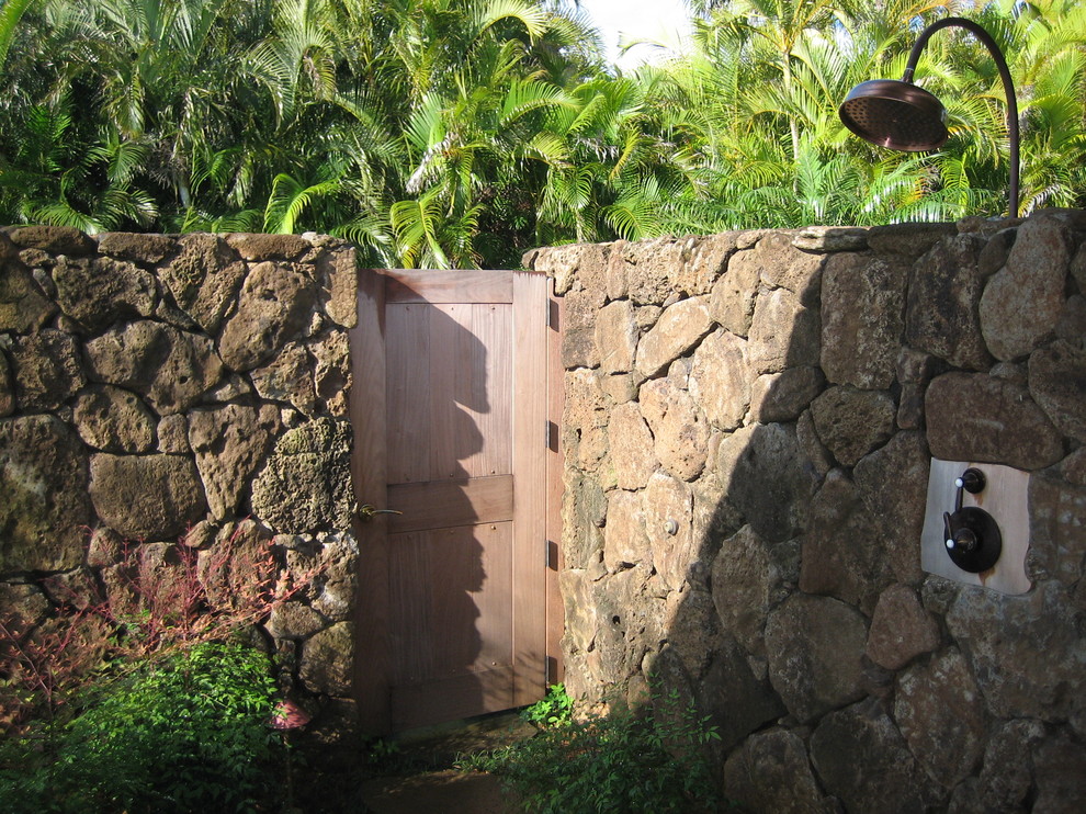 Idéer för tropiska uteplatser på baksidan av huset, med utedusch