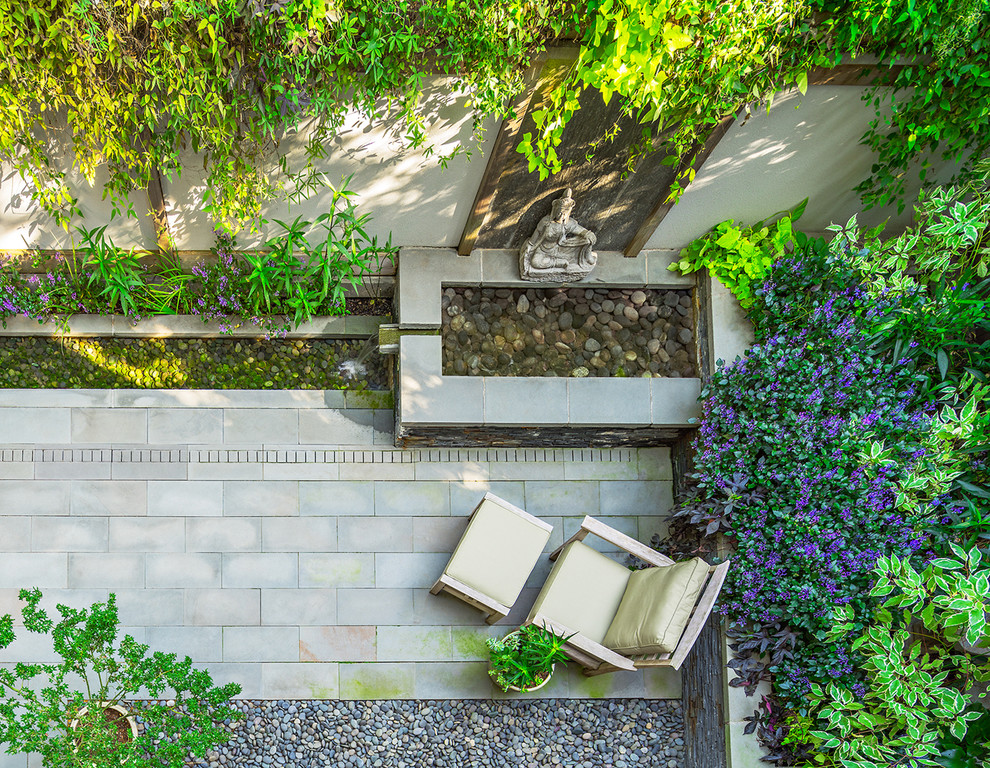 ワシントンD.C.にある小さなアジアンスタイルのおしゃれな裏庭のテラス (噴水、天然石敷き、日よけなし) の写真