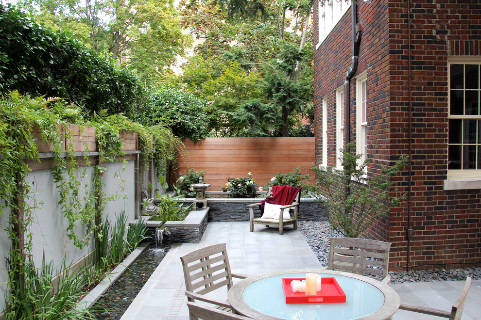 Diseño de patio de estilo zen pequeño sin cubierta en patio con fuente y adoquines de piedra natural