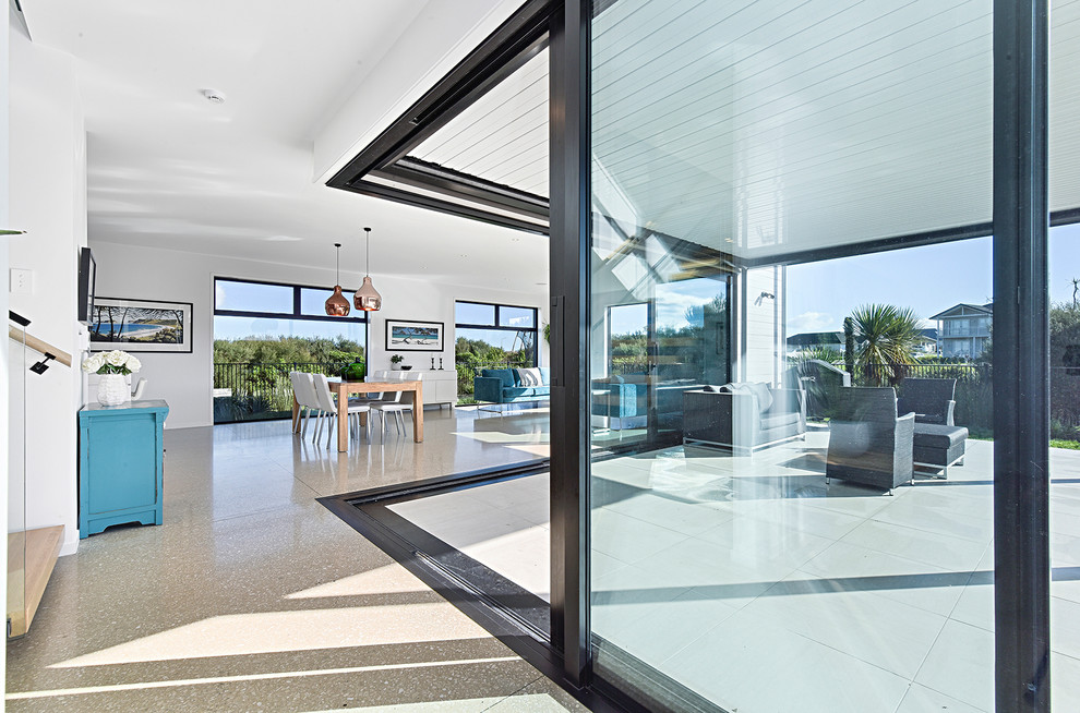 Große Moderne Pergola hinter dem Haus mit Betonboden in Auckland