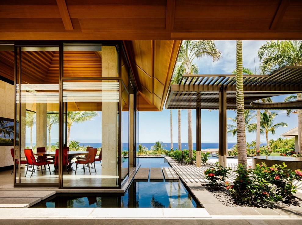 Свежая идея для дизайна: двор в морском стиле с покрытием из бетонных плит и навесом - отличное фото интерьера