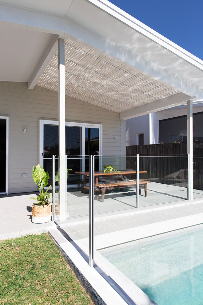 Идея дизайна: двор на заднем дворе в современном стиле с покрытием из каменной брусчатки