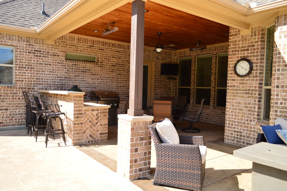 Cette image montre une terrasse arrière chalet de taille moyenne avec une cuisine d'été et du béton estampé.