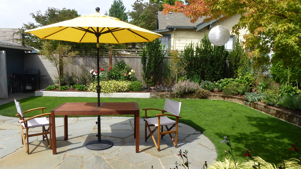 Design ideas for a classic back patio in Portland.