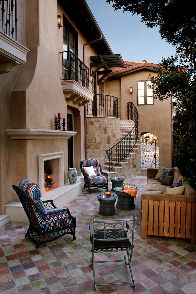 Пример оригинального дизайна: двор в средиземноморском стиле с мощением тротуарной плиткой без защиты от солнца